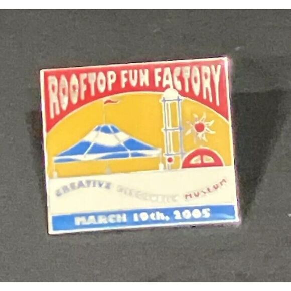 Creative Discovery‎ Museum Pin, Vintage Pinback, Rooftop Fun Factory Souvenir - Picture 1 of 4